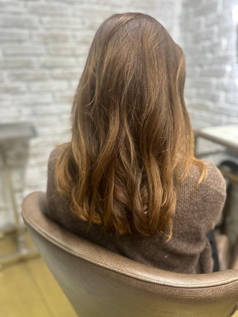 Tendencias en coloración 2026: tonos naturales, brillo y canas integradas