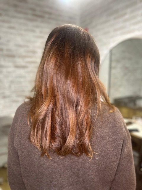 Tendencias en coloración 2026: tonos naturales, brillo y canas integradas