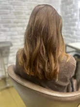 Tendencias en coloración 2026: tonos naturales, brillo y canas integradas